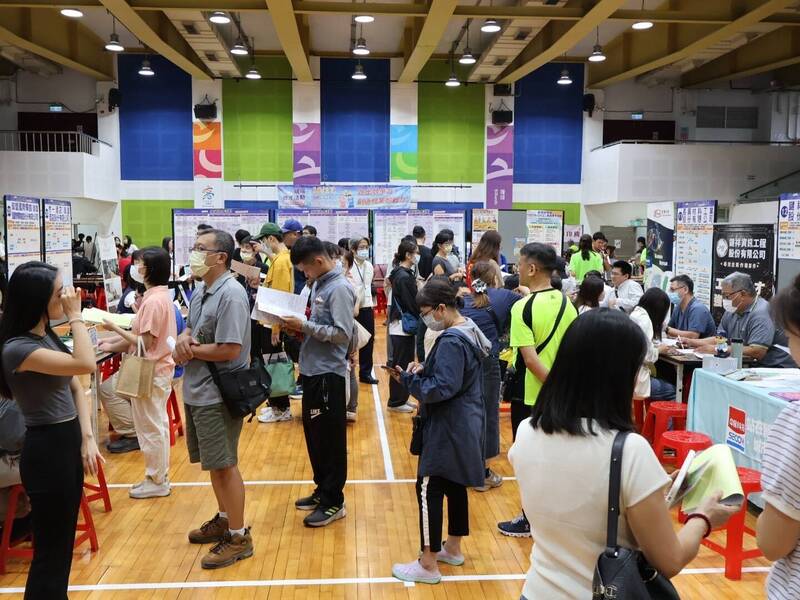高市勞工局攜30家企業徵才  中高齡就業成焦點