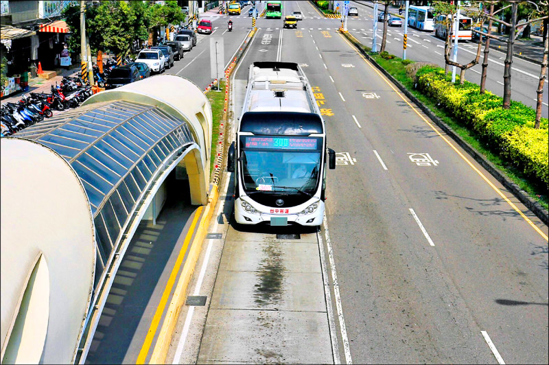 乘客招手公車拒開門 台中市府：未離站前應載客
