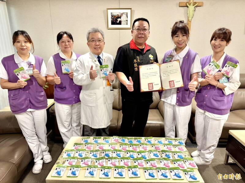 目睹護理師遭病患家屬言語攻擊 警友站長捐耕莘600顆防身警報器