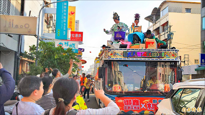 彰化媽回鑾 真人藝閣車拋千顆扭蛋