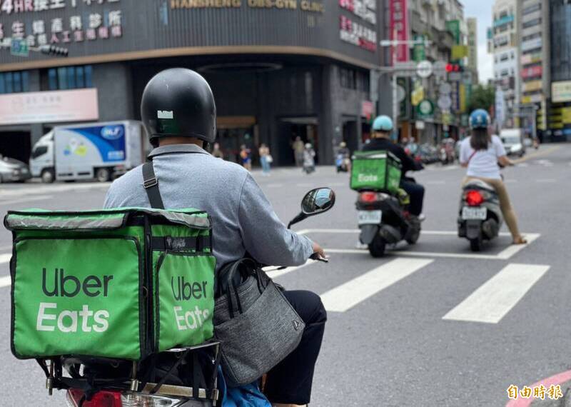 服務費暴漲才挨轟！Uber Eats「沒打算改善」 廣告又炎上