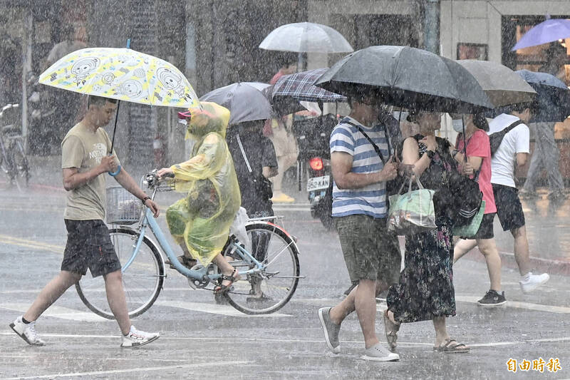 中颱薔琵暴風圈罩全台！明後天東北部豪雨狂炸、台東焚風飆36度