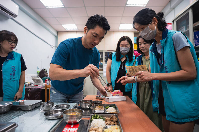蔣萬安赴金華國中測餐食鹹度惹議 市府：受邀體驗