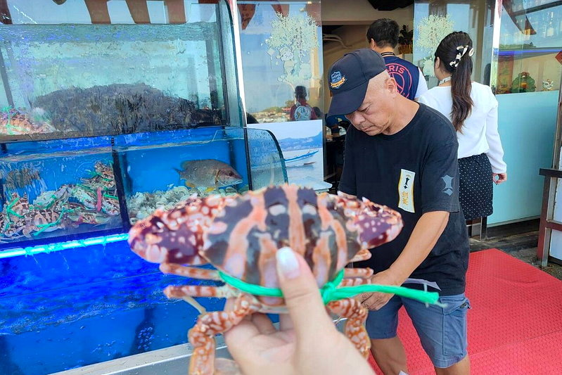 萬里海鮮餐廳｜自家船釣海鮮直送餐桌，東澳漁港旁看海吃萬里蟹｜漁山自家漁船平價海鮮