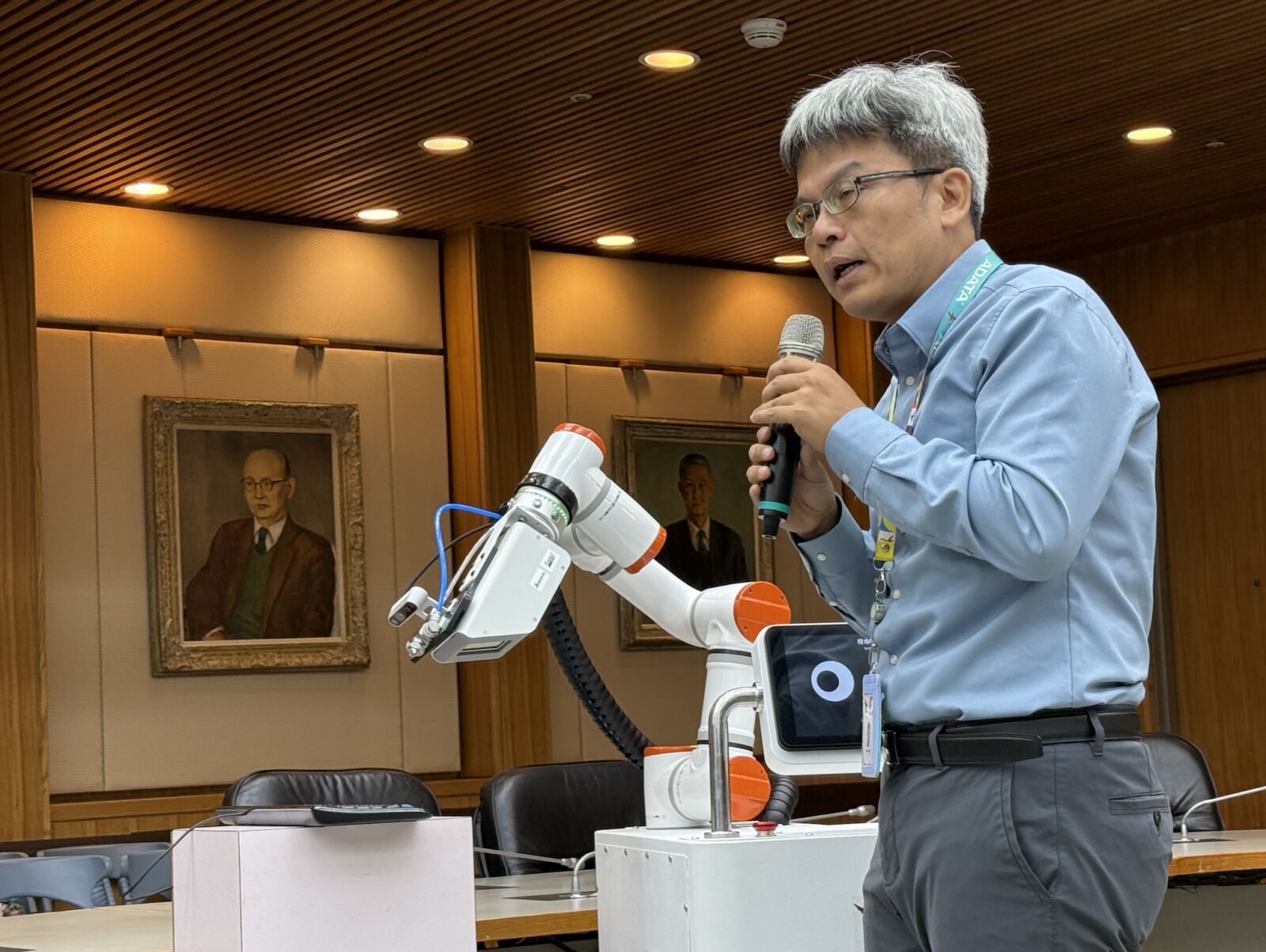 一台抵4人！台大、威剛研發「消毒機器人」  開刀房、點滴架到鍵盤全搞定