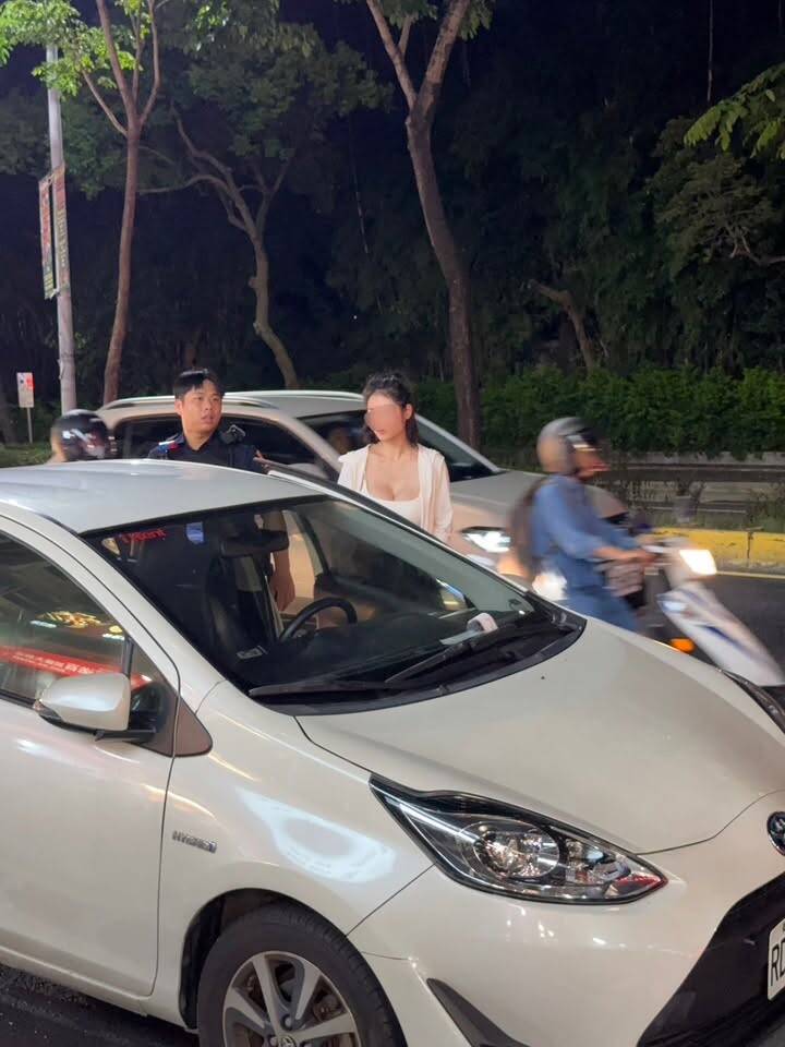 新竹女駕駛撞車！警方到場 她一下車網全歪樓