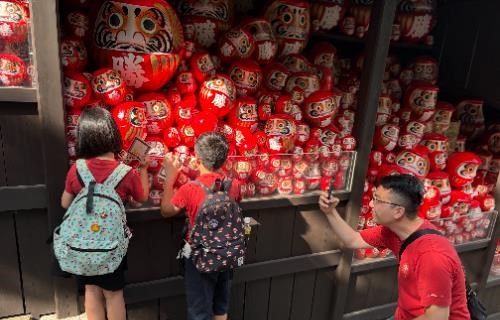 為了這張明信片，兄妹倆走完勝尾寺