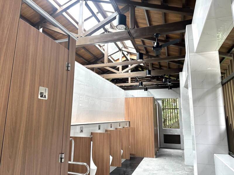 奮起湖公廁整建融入山林美學 改善幽暗潮濕獲遊客讚聲