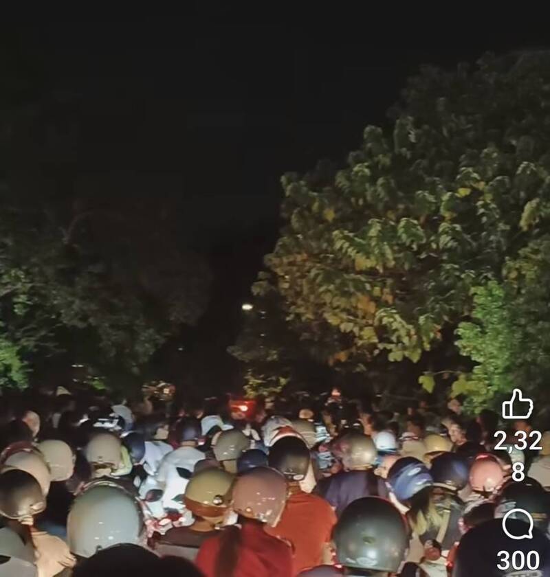 青草湖秋焰祭煙火秀民怨塞車塞3小時 攤位少接駁車慢交通動線亂