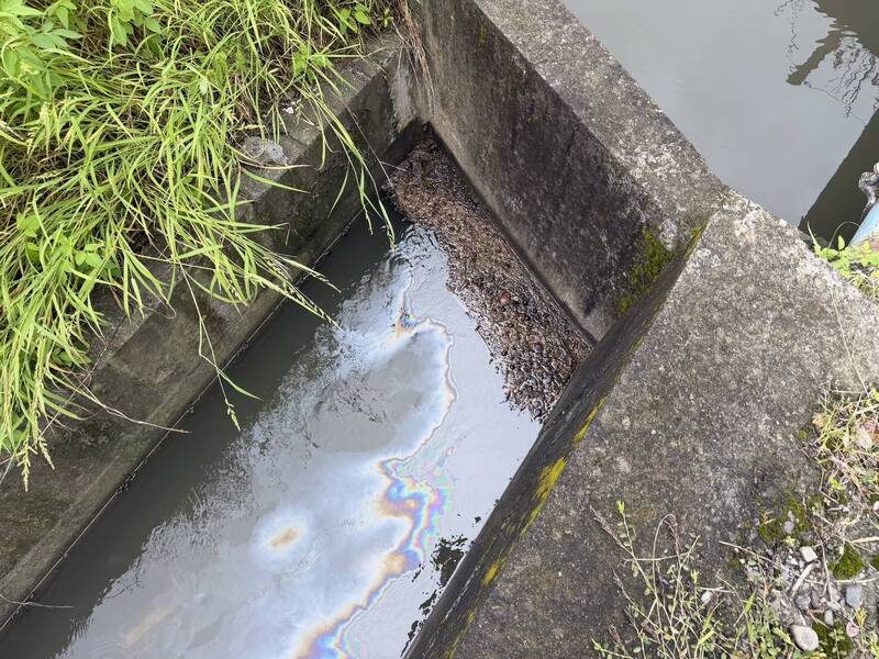 壯圍溝渠漂油污+刺鼻味 環保局揪元凶