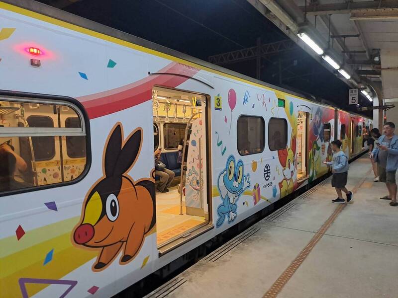 台鐵寶可夢彩繪列車驚喜現身中部各站  旅客瘋搶拍