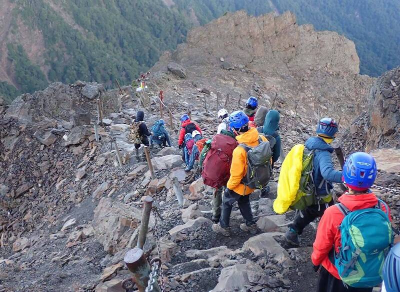 薔琵來襲！玉山撤離118山友 11人縱走隊急下山