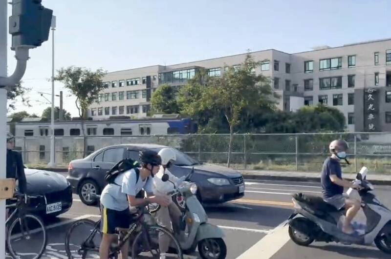 南鐵地下化切換列車慢行！永康平交道路面回堵 朱正軒要求落實提速時程