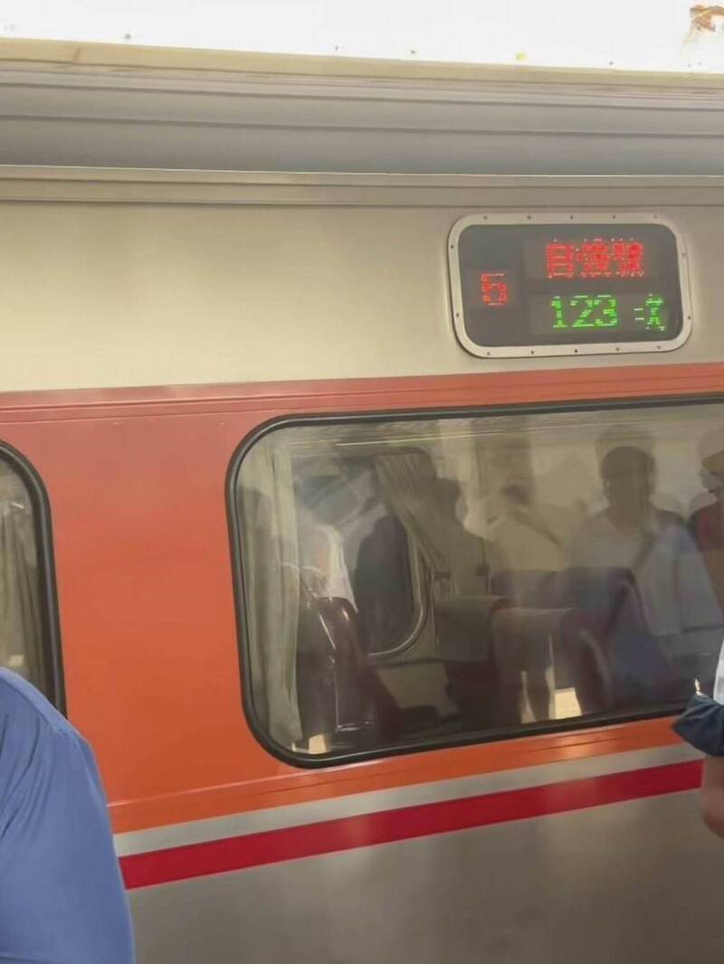 剛到彰化就出事！自強號車頭竄煙旅客急疏散 台鐵查原因