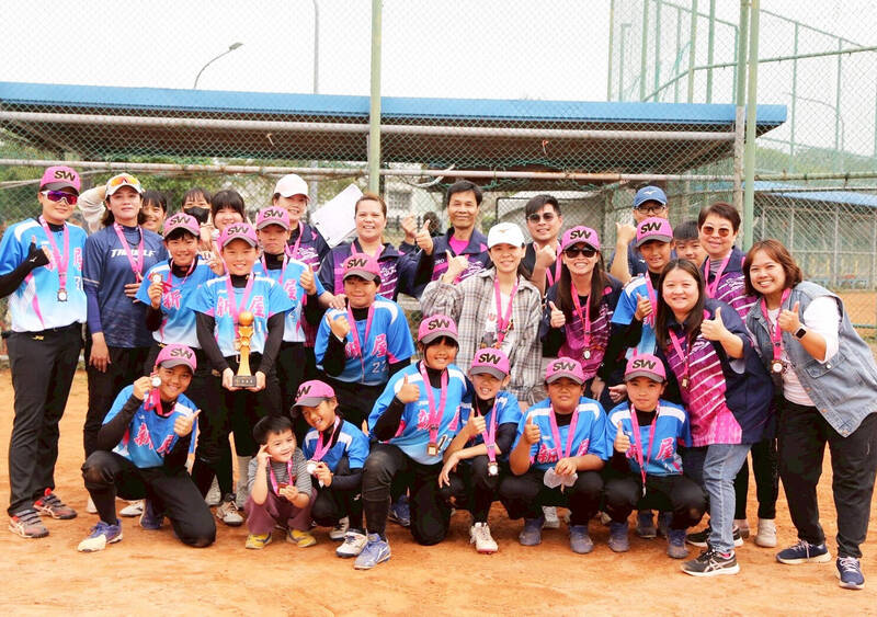 「相信自己」拚到全國冠軍！新屋國小女壘小將寫隊史光榮新頁