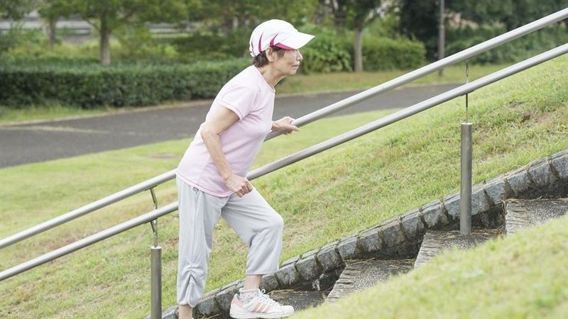 骨鬆危機大爆發！台灣50歲以上女性每3人有1人骨折 醫曝「2大致命缺口」 - 三立新聞