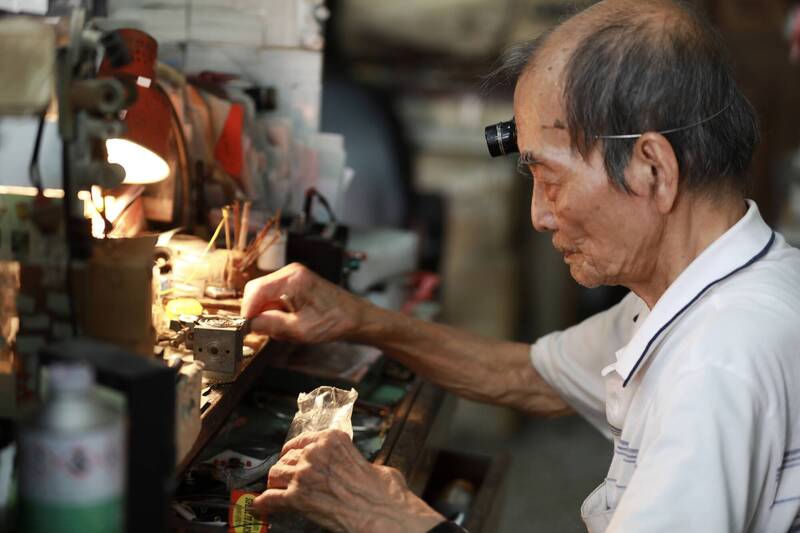 96歲鐘錶職人陳宗輝「守護時間80年」 女兒策展向老爸致敬