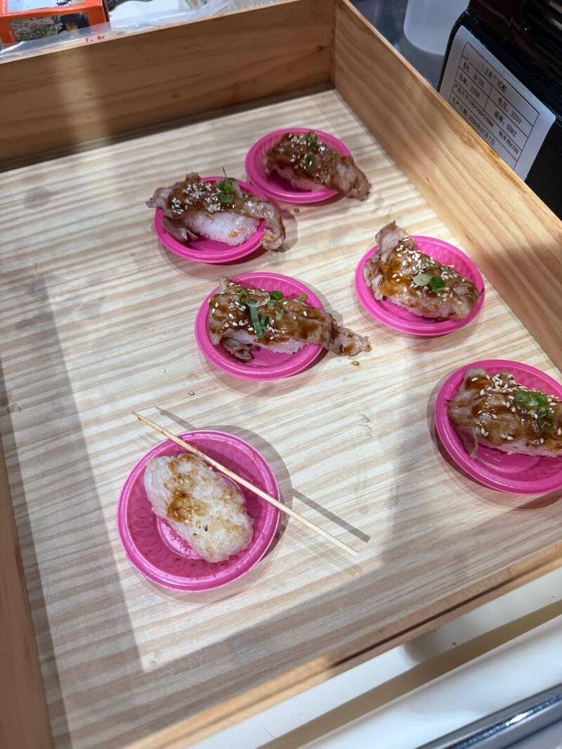 台茂日本展爆傻眼一幕！客人試吃「牛肉拿走、醋飯放回公用盤」店家心寒