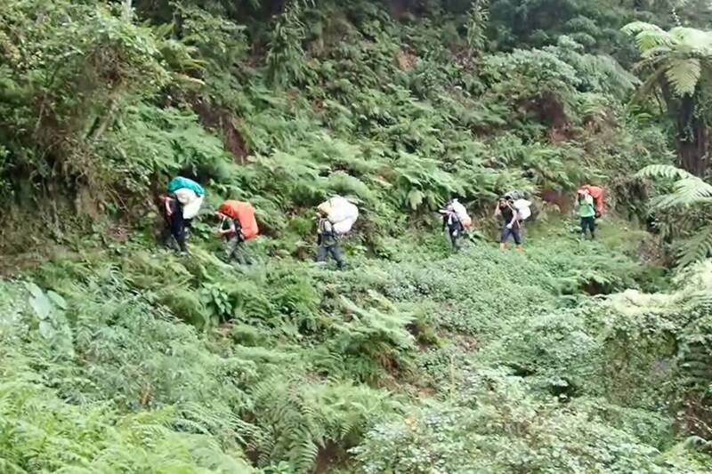 清運縱走隊！玉山瓦拉米清出百公斤垃圾 巡山員走15公里揹下山