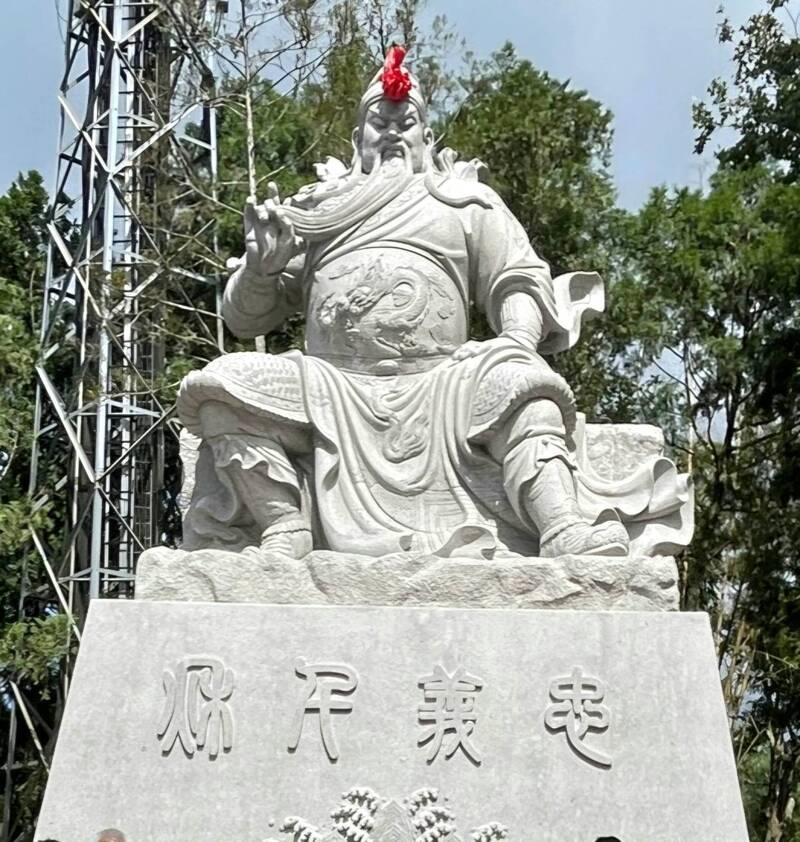 總高近7公尺！日月潭文武廟「右手撫髯」關公巨型石雕震撼亮相