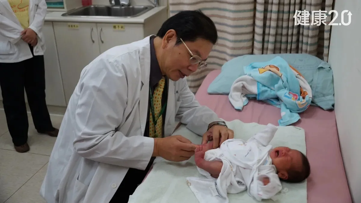 林啓禎投身小兒骨科40年！助患童免輪椅 長大帶兒見「救爸爸的醫師」