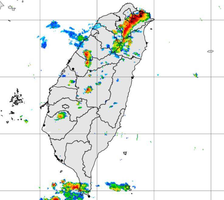 一條紅龍劃開!北北基大雷雨炸裂 13縣市大雨特報