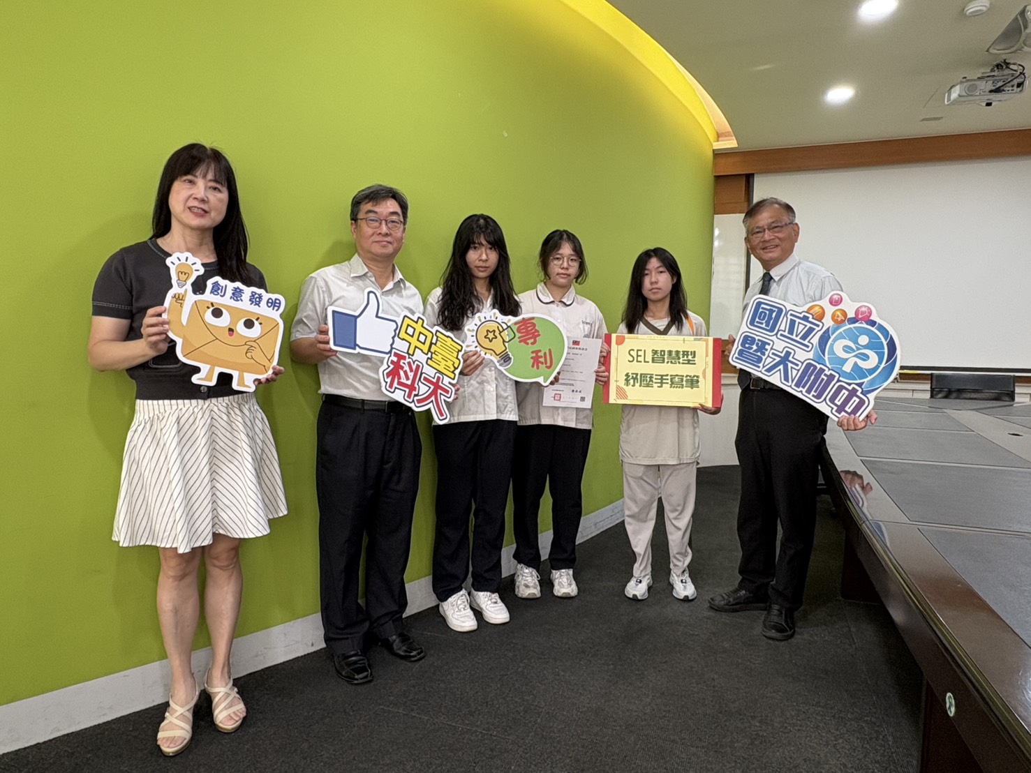 創新設計已獲專利肯定 暨大附中與中臺科大攜手研發「SEL 智慧型紓壓手寫筆」