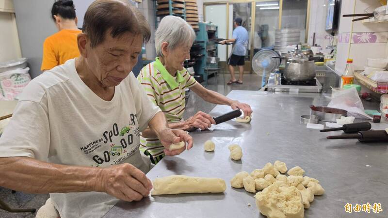 1年只賣15天！彰化「興安珍」88歲老餅師偕妻開賣
