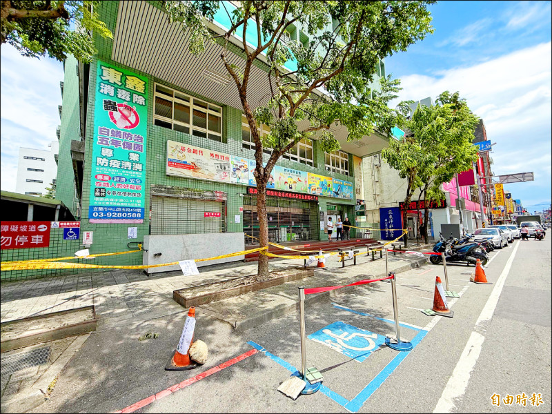 宜市中山路郵局 外牆磁磚剝落險砸人