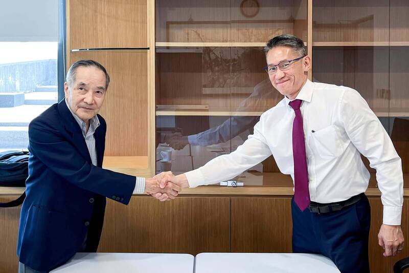 林本堅與清大校長高為元握手破冰   對半導體學院發展達成共識