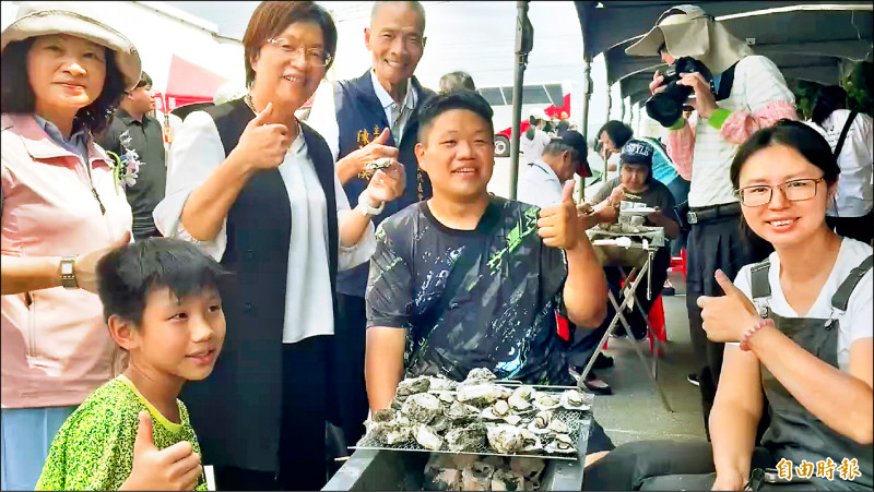 王功漁火節首日遇父親節 帶爸爸出遊 大啖烤蚵補精氣