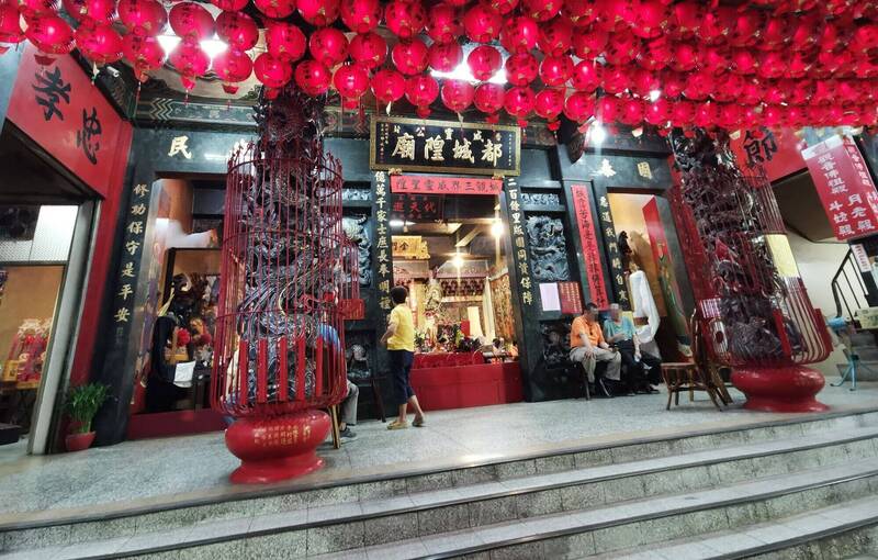 露肩、破洞風是大忌!命理師揭農曆7月穿衣禁忌 4生肖更要當心