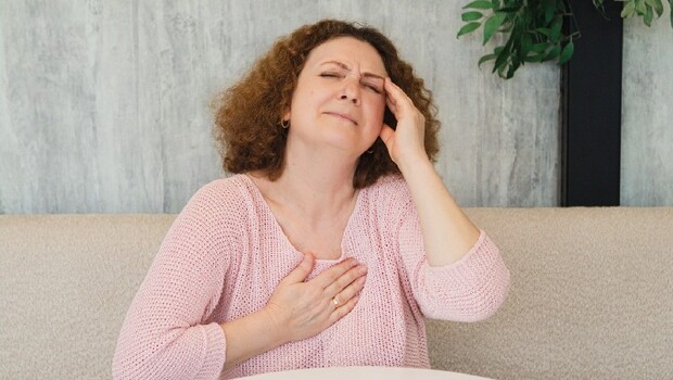 更年期竟會讓人耳鳴、手腳麻？醫揭6種容易被忽略的不適：這症狀還與4倍憂鬱風險有關