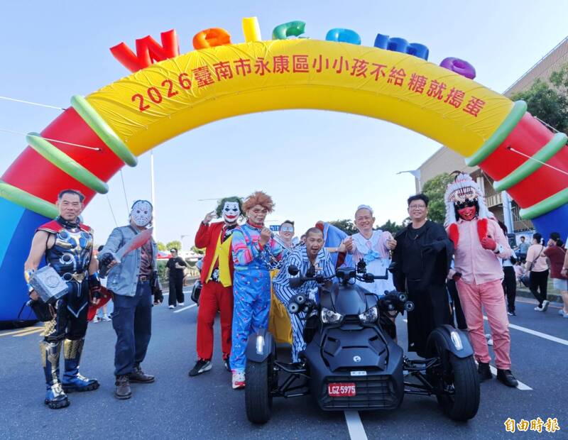 恰吉騎重機帶隊搗蛋！永康東橋萬聖節變裝大遊行 大小鬼上街討糖
