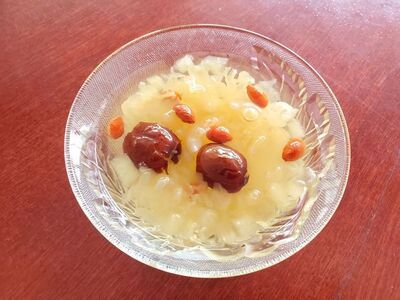 「秋燥」喉乾又口渴　30分鐘端出「冰糖銀耳燉雪梨」