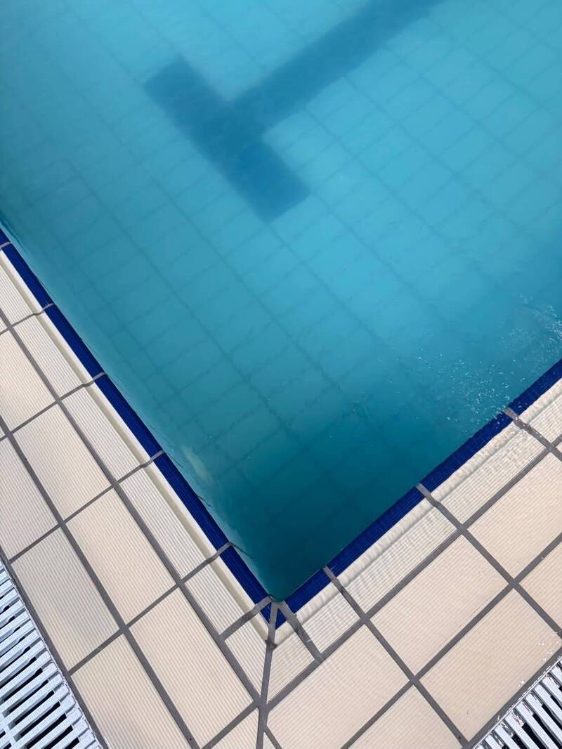 驚！高雄三民運動中心甫開幕 泳池混濁民眾不敢下水