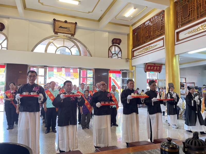 高雄五甲關帝廟辦祭孔大典  學子過七星爐、拔智慧毛求考運