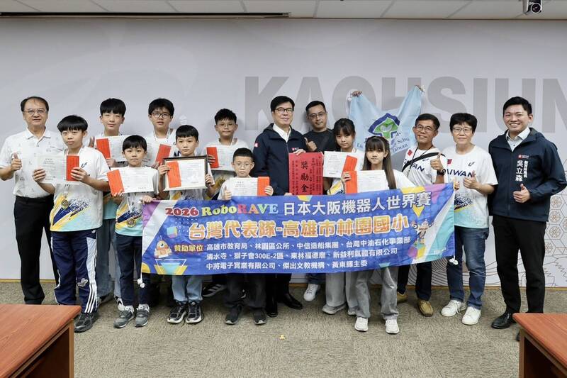 高雄11校19生參加機器人世界賽獲獎 陳其邁今公開表揚