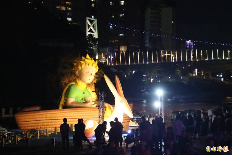 在碧潭遇見小王子！19米巨型地景裝置點燈 開啟奇幻旅程