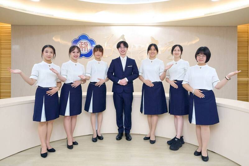 政大親善大使「引水人」換新裝 結合校視覺識別融入永續理念