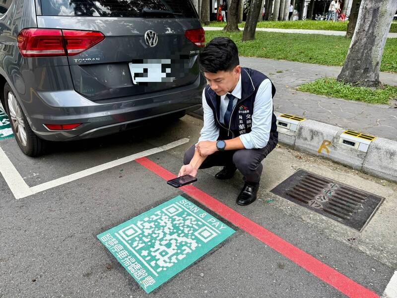 不會再「大目媳婦無看見灶」 中市交通局設超霸氣大型QR Code