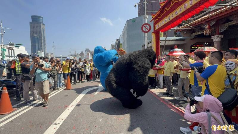 六大城隍齊聚基隆遶境  大猩猩陪逛大街
