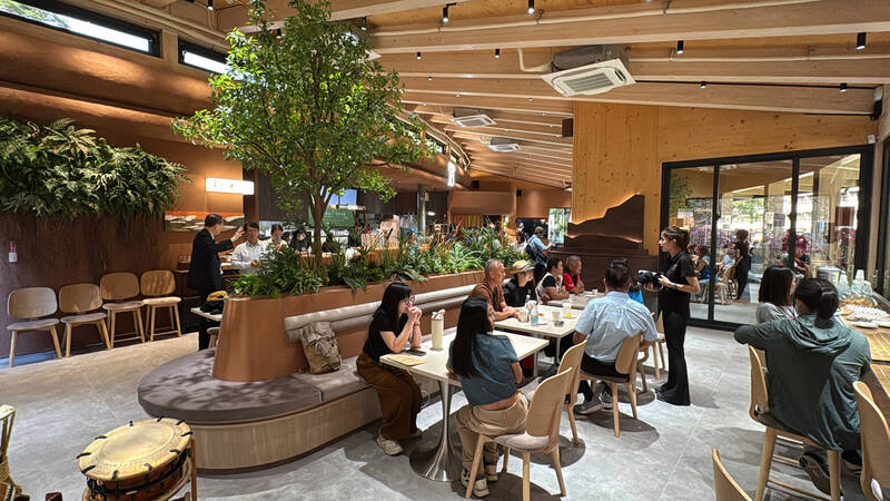虎頭山地理中心碑園資訊站啟用 庭園意象加餐飲讓人耳目一新