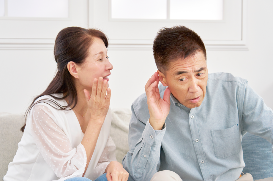 常說「你說什麼？」要注意！邱銘章醫師：聽力退化是失智關鍵，3徵兆自我檢查