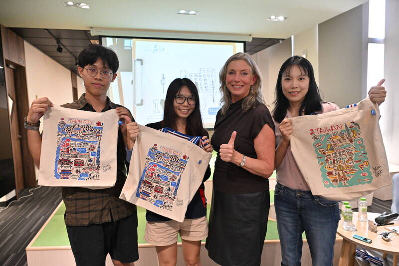 陳幸妤黃色托特包作者訪台 英插畫家攜手陽明交大設計校園紀念品