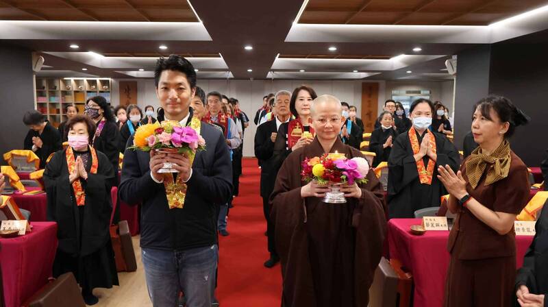蔣萬安赴靈鷲山台北講堂供燈祈願 贈愛心物資給多國孩子