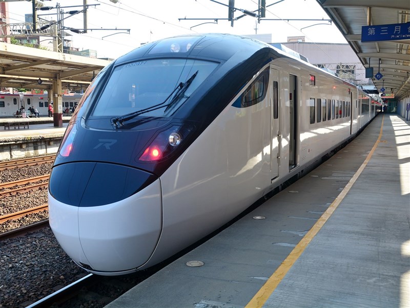 外籍旅客腳跨放車廂壁面　台鐵：列車長已制止