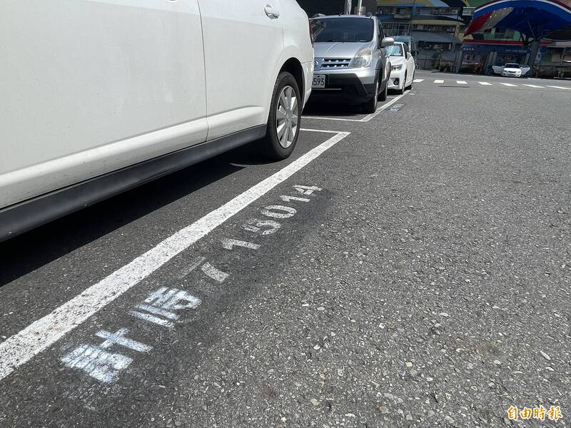 鳳山停車格計次變計時引爭議  交通局認了「落漆」