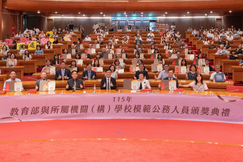 高普考報考率下滑 教育部表揚模範公務員拚攬才留才