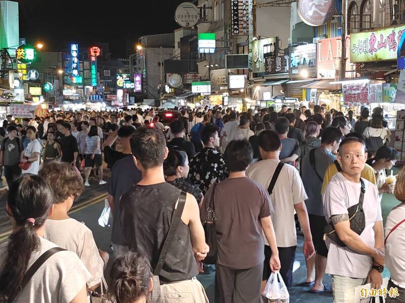 國旅復活了！墾丁大街中秋連假擠爆「人潮超車暑假」業者振奮